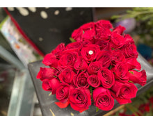Load image into Gallery viewer, Heart with red roses
