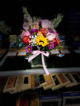 Load image into Gallery viewer, Mix flowers Arrangement
