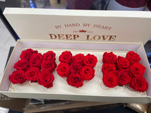 Load image into Gallery viewer, Mom box with presserved  roses
